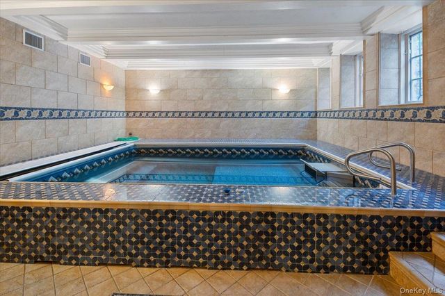 24 Beechwood Drive, Lawrence, NY 11559