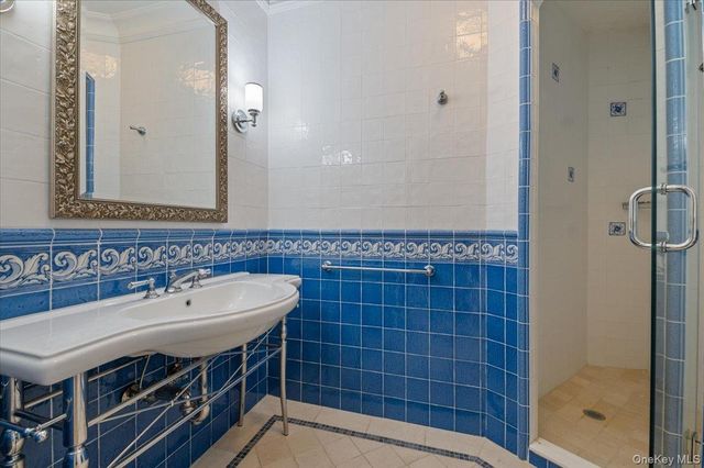 24 Beechwood Drive, Lawrence, NY 11559