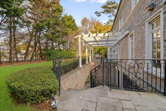 24 Beechwood Drive, Lawrence, NY 11559