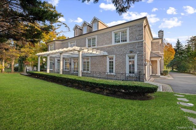 24 Beechwood Drive, Lawrence, NY 11559