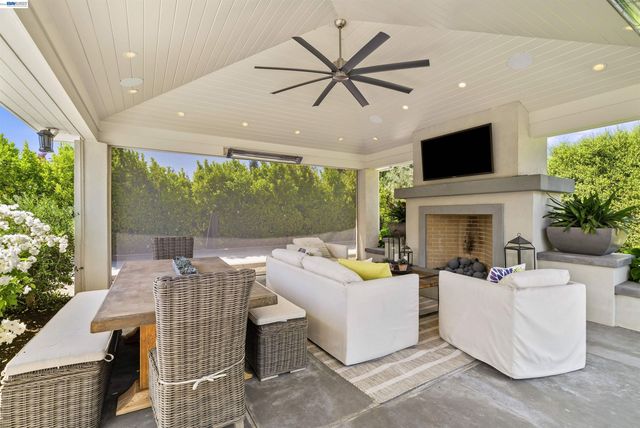 2205 Cameron Cir, Pleasanton, CA 94588