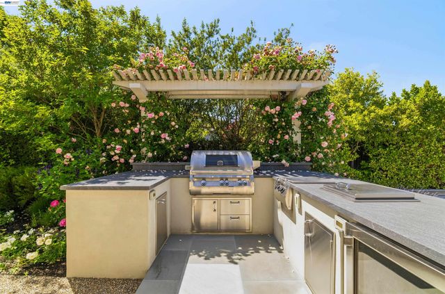 2205 Cameron Cir, Pleasanton, CA 94588