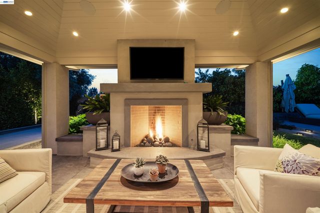 2205 Cameron Cir, Pleasanton, CA 94588