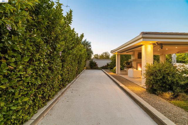 2205 Cameron Cir, Pleasanton, CA 94588