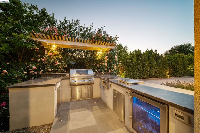 2205 Cameron Cir, Pleasanton, CA 94588