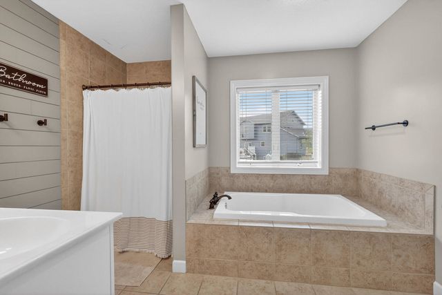 1903 E 61st Circle, Davenport, IA 52807