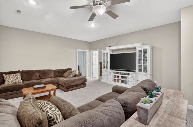 1903 E 61st Circle, Davenport, IA 52807