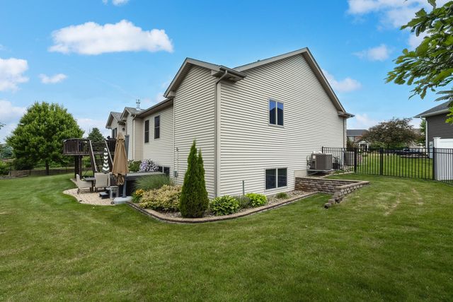1903 E 61st Circle, Davenport, IA 52807