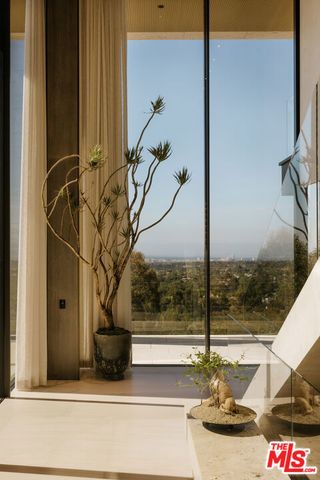 684 Firth Avenue, Los Angeles, CA 90049