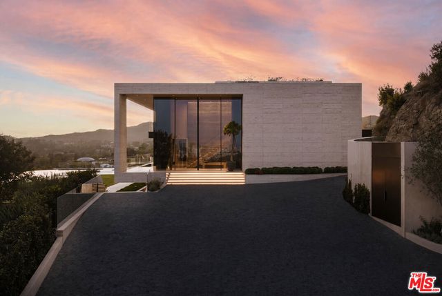 684 Firth Avenue, Los Angeles, CA 90049