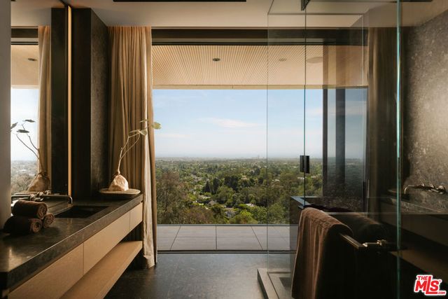 684 Firth Avenue, Los Angeles, CA 90049