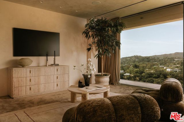 684 Firth Avenue, Los Angeles, CA 90049
