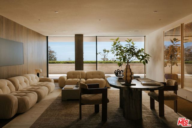 684 Firth Avenue, Los Angeles, CA 90049
