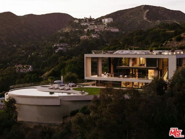 684 Firth Avenue, Los Angeles, CA 90049