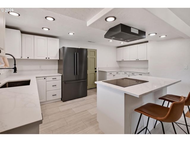 1696 LARKSPUR Loop, Eugene, OR 97401