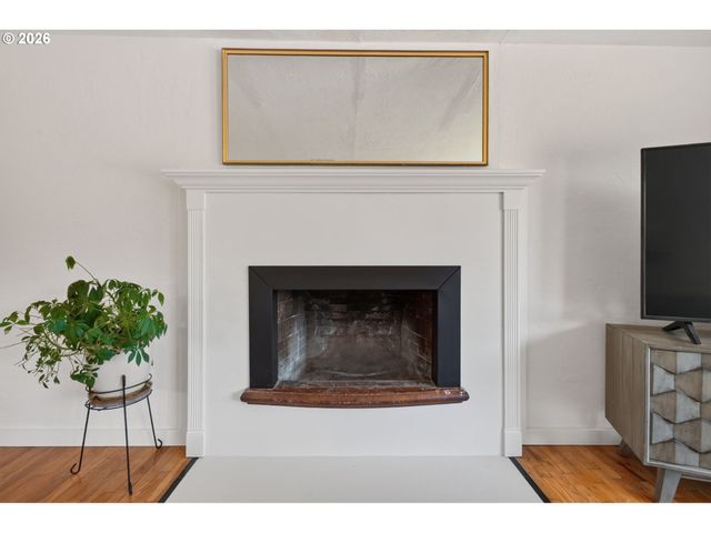 1696 LARKSPUR Loop, Eugene, OR 97401