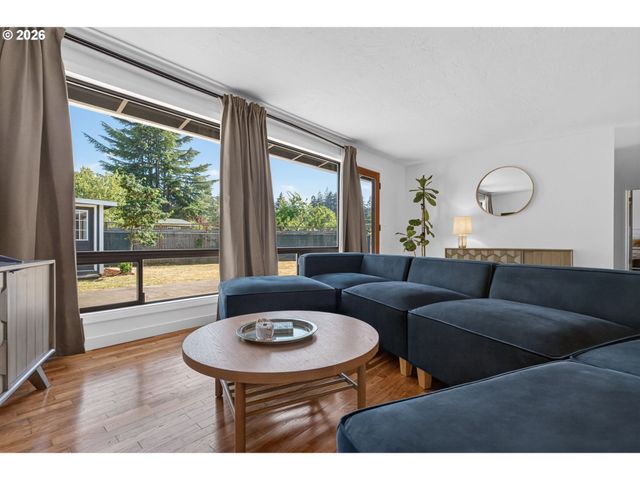 1696 LARKSPUR Loop, Eugene, OR 97401