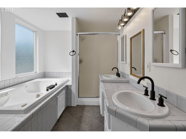 1696 LARKSPUR Loop, Eugene, OR 97401
