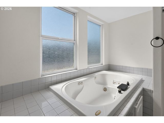 1696 LARKSPUR Loop, Eugene, OR 97401