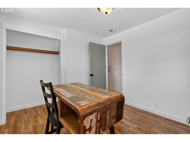 1696 LARKSPUR Loop, Eugene, OR 97401