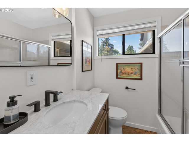 1696 LARKSPUR Loop, Eugene, OR 97401