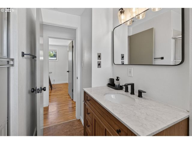 1696 LARKSPUR Loop, Eugene, OR 97401