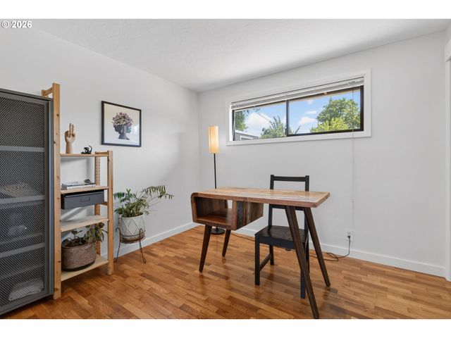 1696 LARKSPUR Loop, Eugene, OR 97401