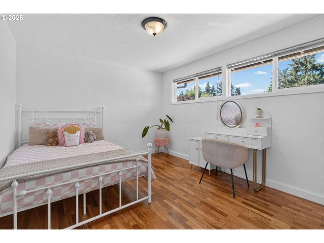 1696 LARKSPUR Loop, Eugene, OR 97401