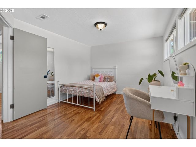 1696 LARKSPUR Loop, Eugene, OR 97401