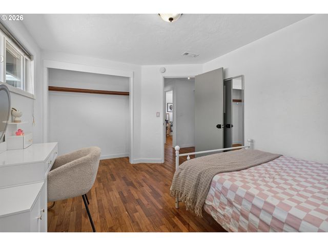 1696 LARKSPUR Loop, Eugene, OR 97401