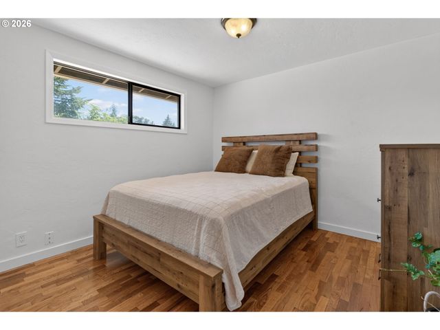 1696 LARKSPUR Loop, Eugene, OR 97401
