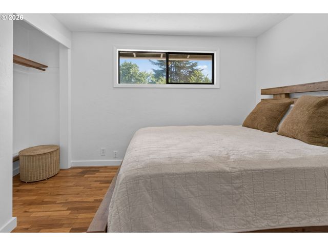 1696 LARKSPUR Loop, Eugene, OR 97401