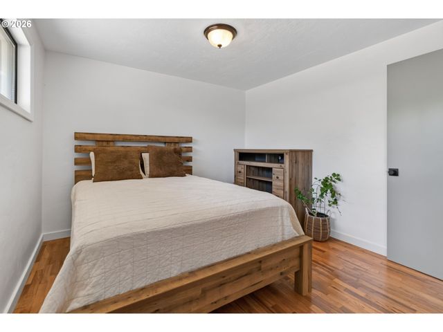 1696 LARKSPUR Loop, Eugene, OR 97401