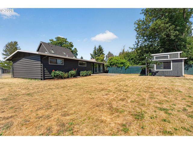 1696 LARKSPUR Loop, Eugene, OR 97401