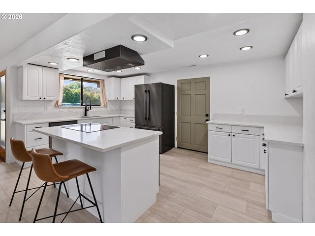 1696 LARKSPUR Loop, Eugene, OR 97401