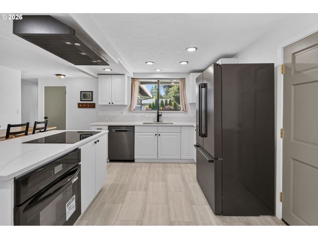 1696 LARKSPUR Loop, Eugene, OR 97401