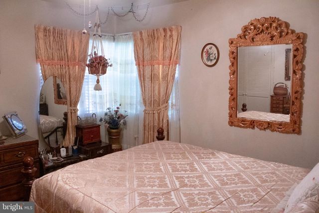 526 S CARLIN SPRINGS RD, Arlington, VA 22204