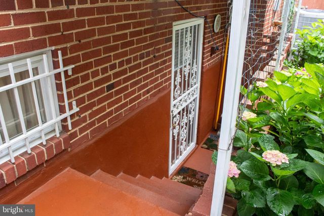 526 S CARLIN SPRINGS RD, Arlington, VA 22204