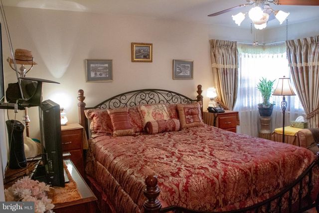 526 S CARLIN SPRINGS RD, Arlington, VA 22204