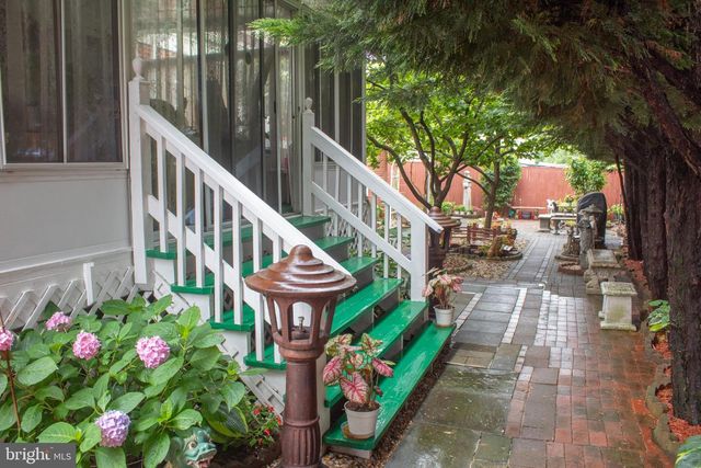 526 S CARLIN SPRINGS RD, Arlington, VA 22204