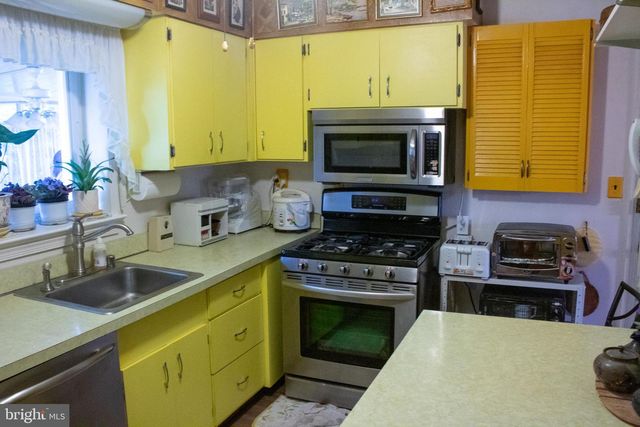 526 S CARLIN SPRINGS RD, Arlington, VA 22204