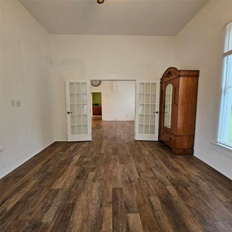 401 Shaw ST, Taylor, TX 76574