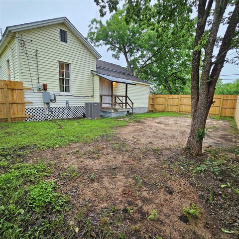 401 Shaw ST, Taylor, TX 76574