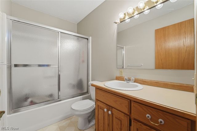 28 Lake Park Road, Conneaut, OH 44030