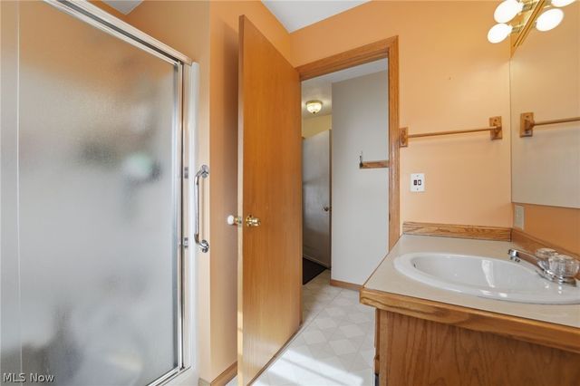 28 Lake Park Road, Conneaut, OH 44030