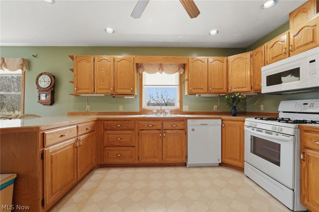 28 Lake Park Road, Conneaut, OH 44030