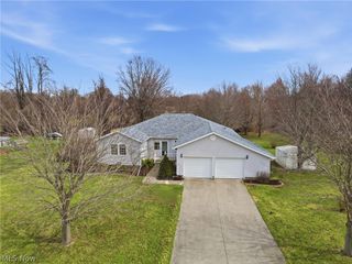 28 Lake Park Road, Conneaut, OH 44030