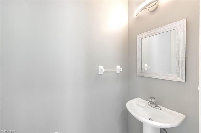 1088 Oxford LN 48, Naples, FL 34105
