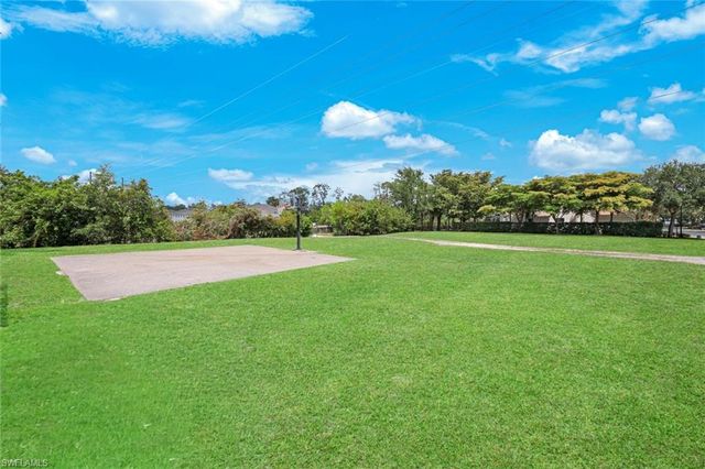 1088 Oxford LN 48, Naples, FL 34105