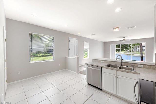 1088 Oxford LN 48, Naples, FL 34105